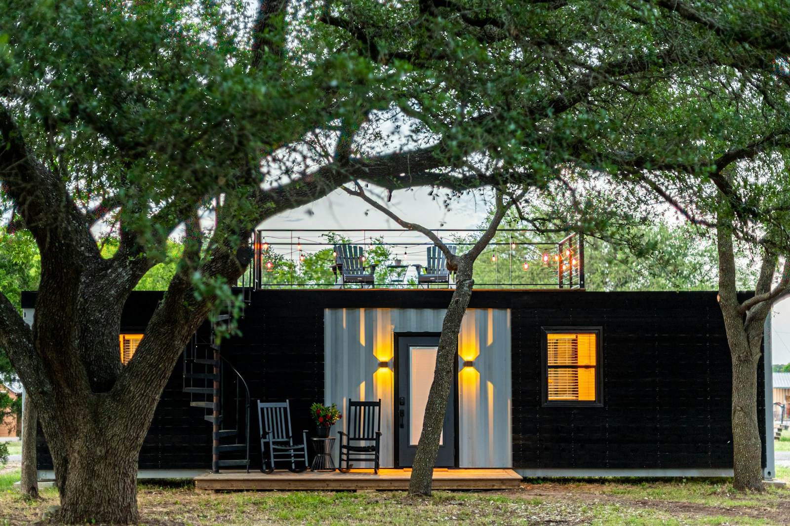 Petit bâtiment en conteneur avec terrasse arborée